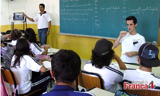 Tradutor de Libras em sala de aula: aprovada lei que torna presença obrigatória
