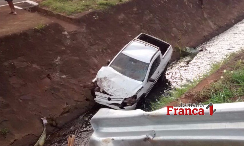 Motorista perde o controle da direção e carro despenca em córrego