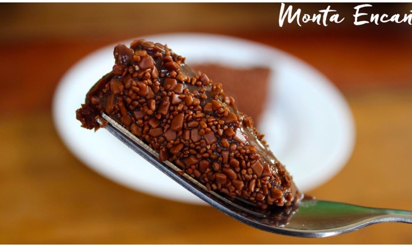 Torta de brigadeiro com massa de bolacha amanteigada é incrível
