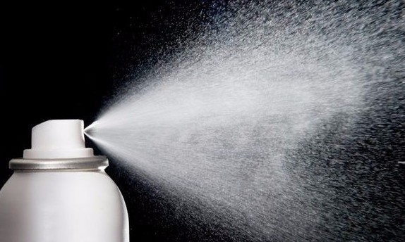 Spray evolui e ganha novas utilidades, inclusive no momento da maquiagem