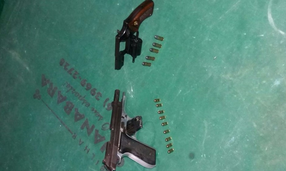 Comerciante é preso pela Polícia Militar com duas armas de fogo municiadas