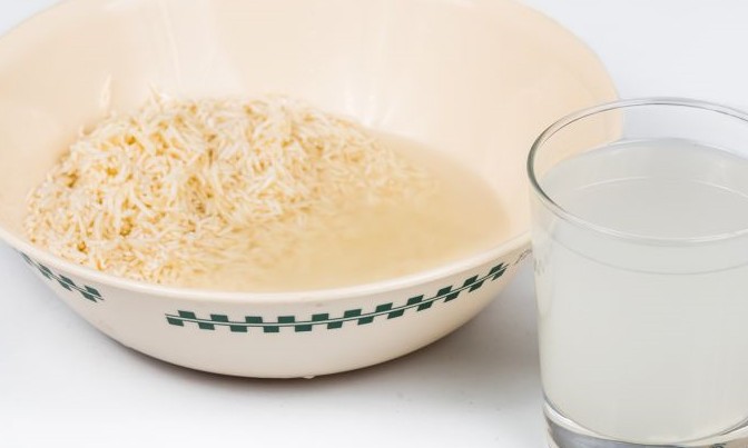 Sofre com manchas na pele? Aposte na água de arroz como tratamento