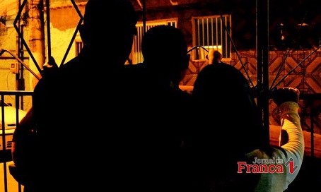Em 12 horas bandidos renderam, amarraram e roubaram 3 famílias