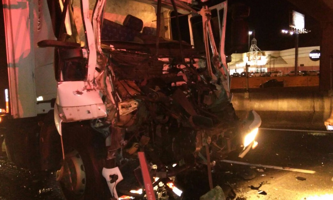 Motorista é internado em estado grave após colidir na traseira de caminhão