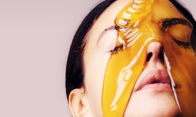 Máscara caseira com mel, canela e melaleuca ajuda a tratar pele com acne
