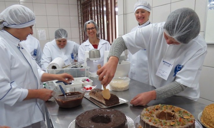Cursos de Tortas e Bolos Recheados e Quitutes Natalinos abrem inscrições
