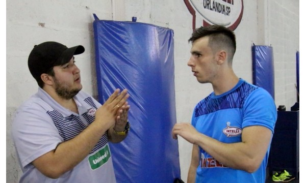 Jogador da seleção inglesa de futsal faz intercâmbio da modalidade na região