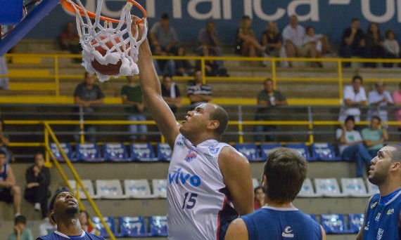 Franca Basquete cria campanha para contratar o pivô Paulão