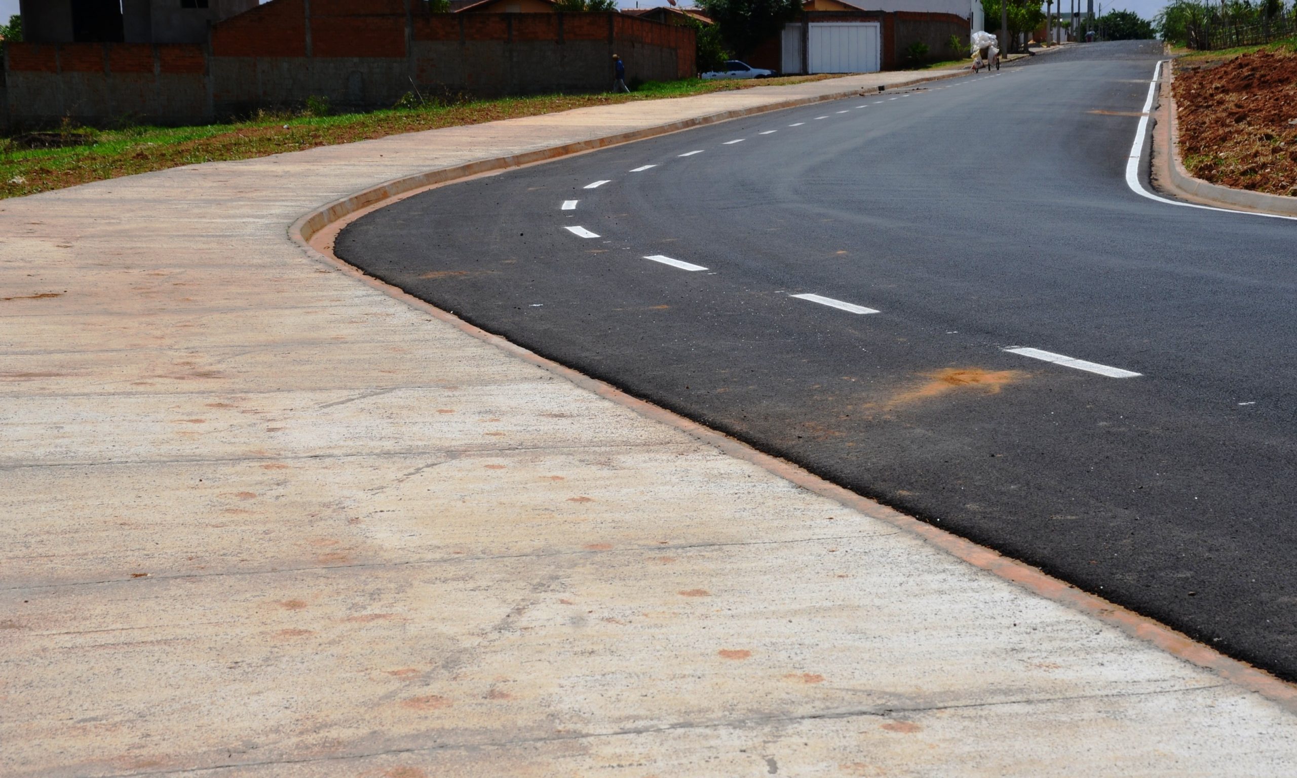 Asfalto é concluído em avenida do Residencial São Gabriel, em Franca