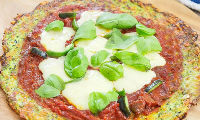 Pizza crocante com massa de abobrinha é rica em nutrientes e pouco calórica
