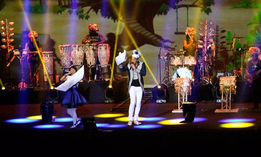 Carlinhos Brown faz show para lançar campanha pelo consumo eficiente