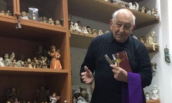 ‘Mesmo padres têm medo’: a dificuldade de exorcista em encontrar sucessores
