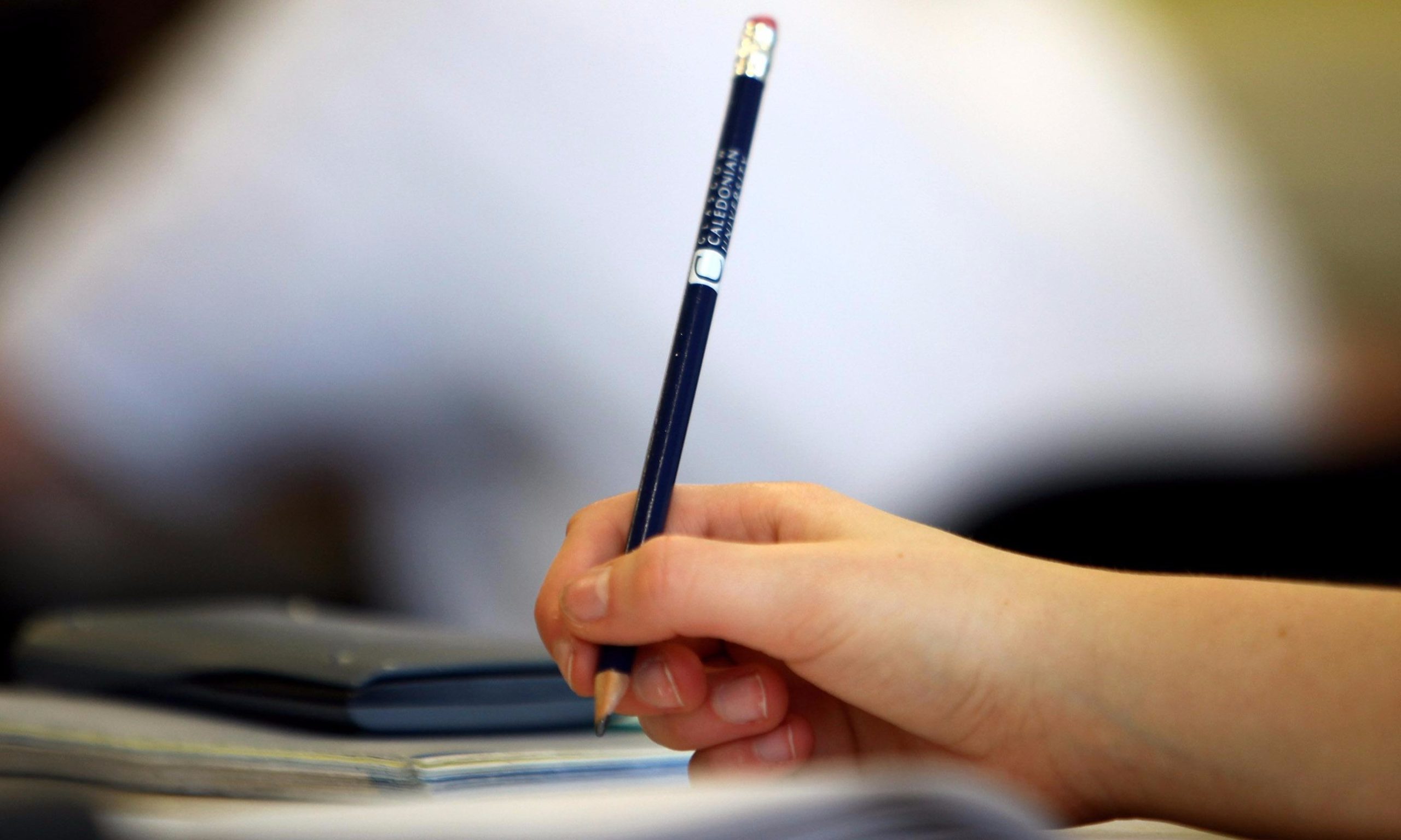 MEC admite erro ao divulgar notas das escolas no Enem 2015 e vai rever lista