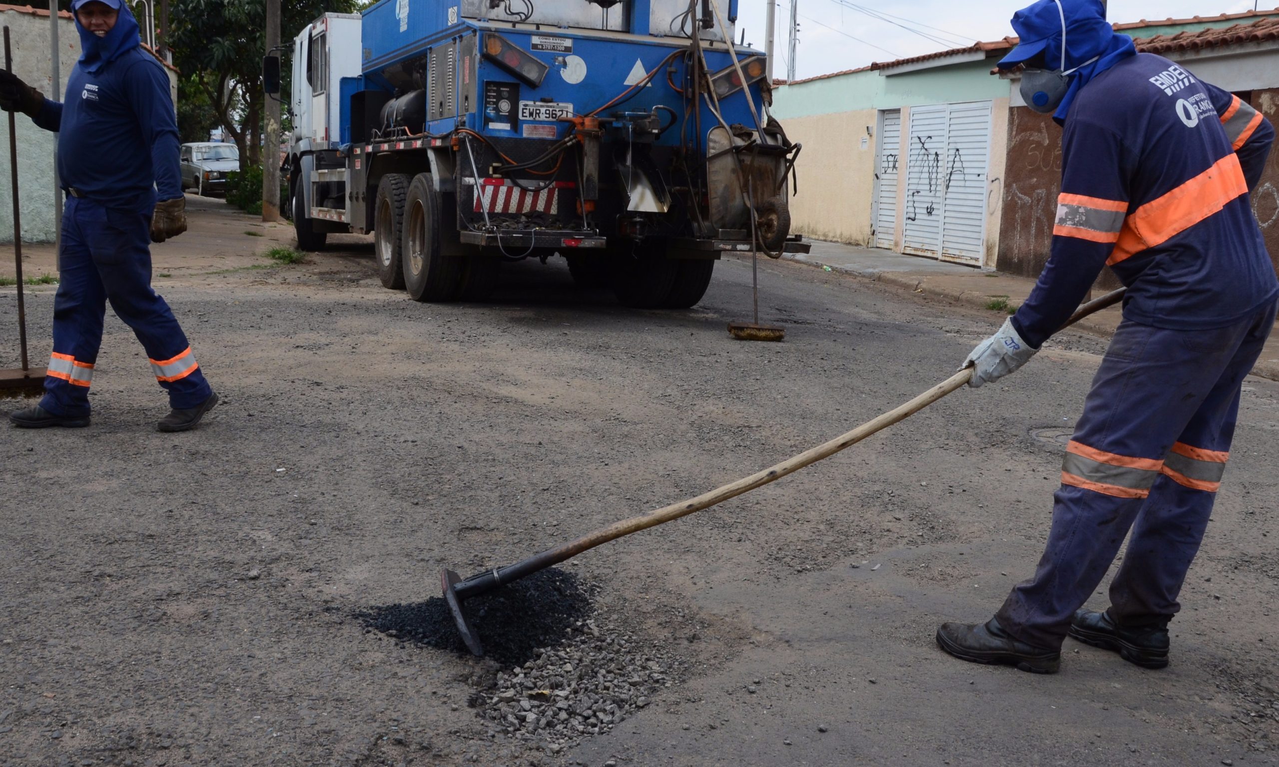 Serviços de remendo asfáltico continuam a todo vapor por toda a cidade