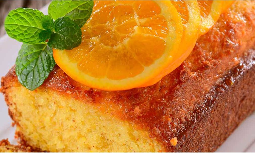 Prático e muito saboroso, bolo fofinho de laranja é opção perfeita para o lanche