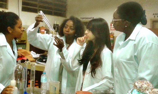 Alunas de Etec de Franca produzem biocombustível com restos de couro