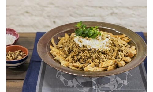 Arroz libanês com frango, nozes e coalhada é ótima opção para servir a família