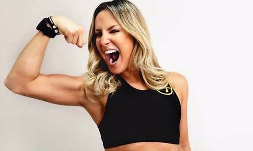 Cantora Claudia Leitte comemora sucesso das vendas do bloco Blow Out