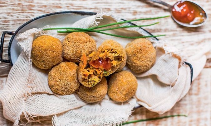 Delicie-se com um saboroso bolinho vegetariano à base de grão de bico