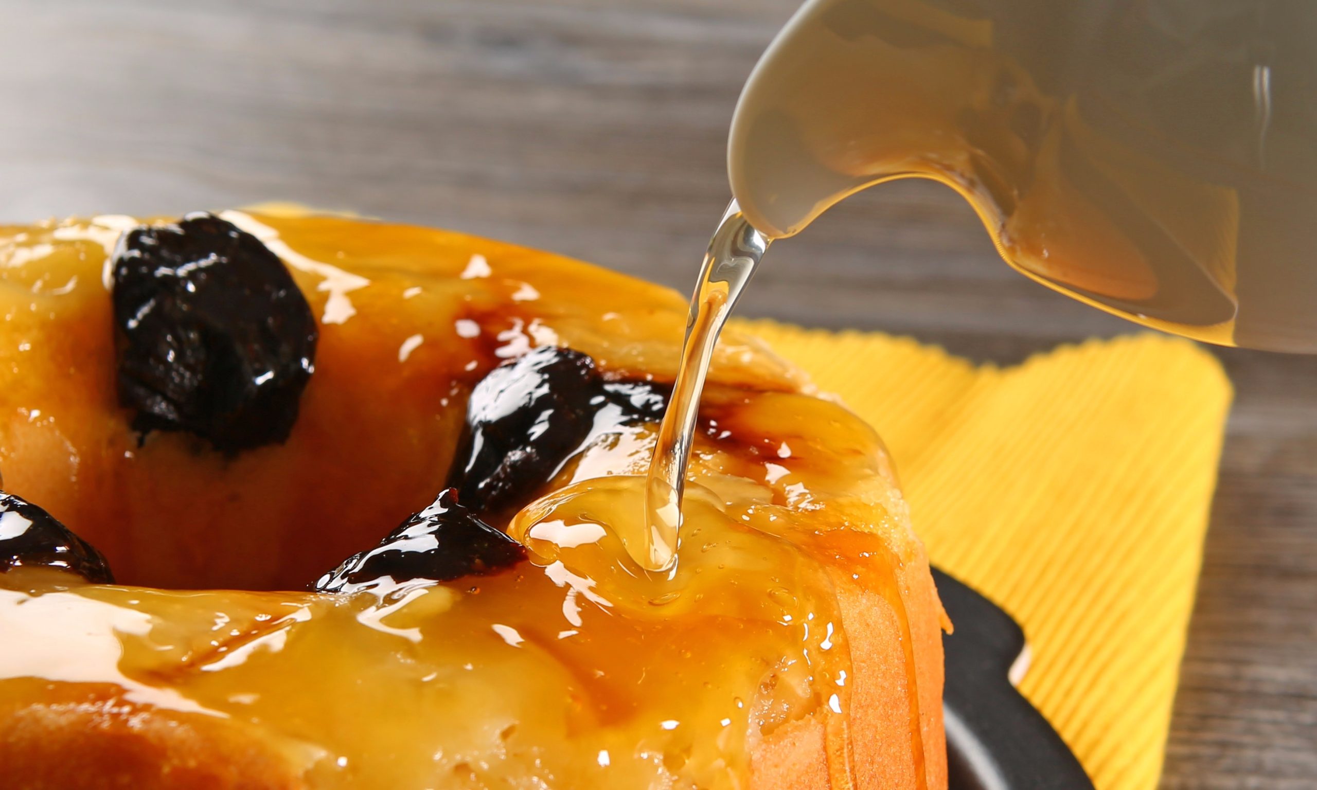 Que tal um bolo simples e delicioso de abacaxi e ameixa para o café da tarde?
