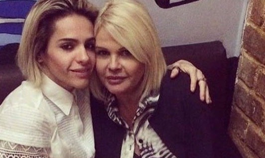 Monique Evans e Cacá Werneck comemoram dois anos de namoro com jantar