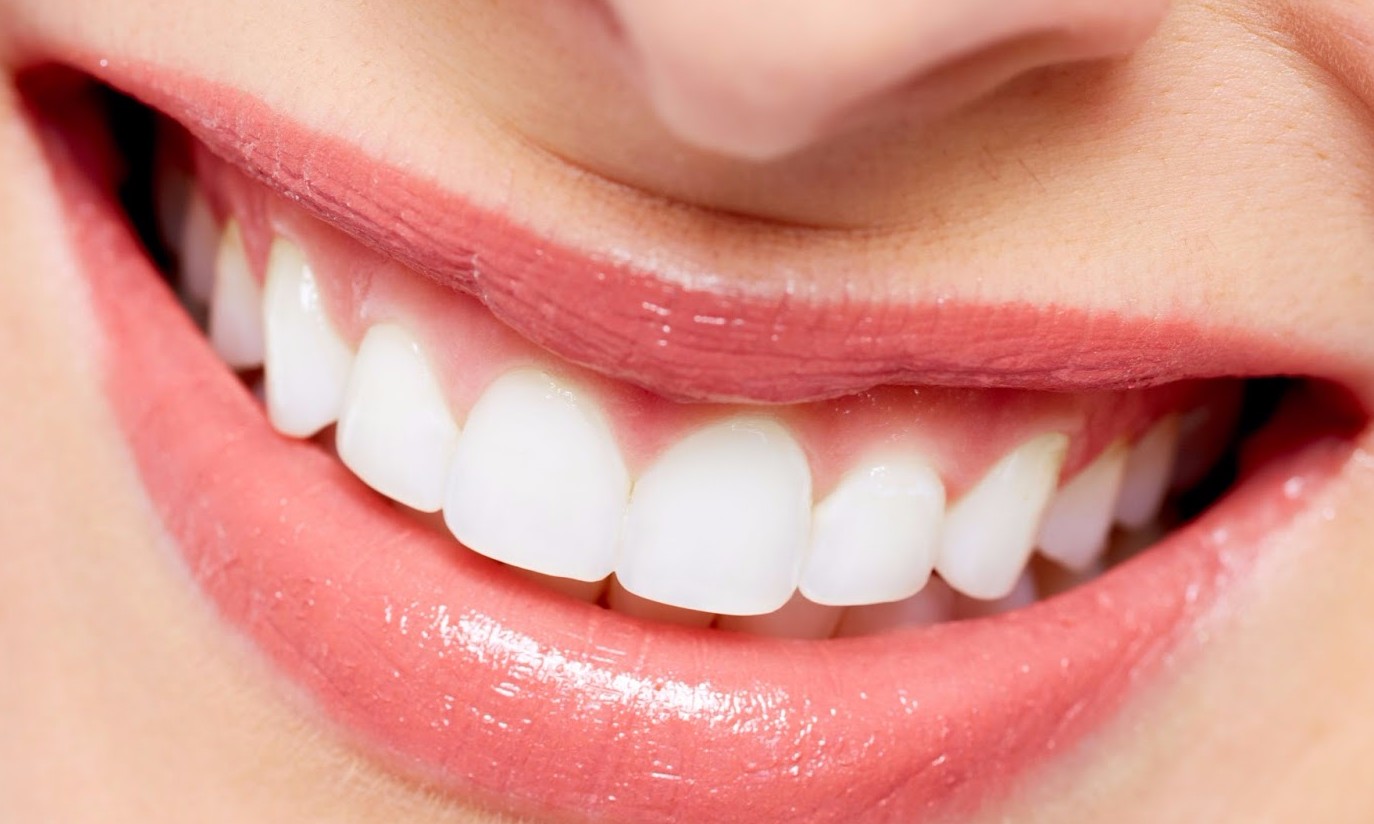 Estudo comprova que sorriso traz benefícios para saúde física e mental
