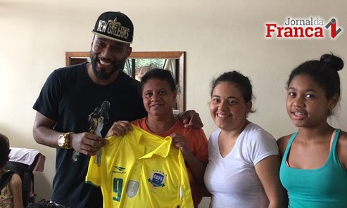 Craque do Futsal faz visita mais do que especial à APAE de Orlândia