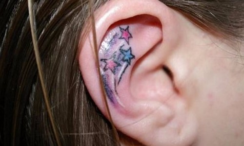 Ousada, tatuagem no interior da orelha confere charme e sensualidade