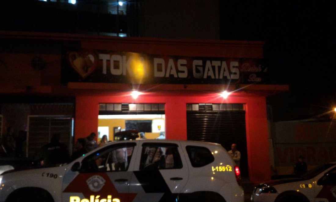 Ação conjunta entre PM, Polícia Civil e Prefeitura interdita estabelecimento