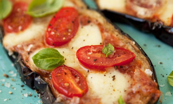 Pizza low carb de berinjela possui apenas 40 calorias e é perfeita para festas