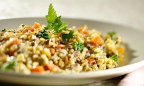 Risoto de arroz integral com linhaça, legumes e creme de leite é uma delícia!