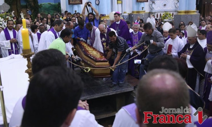 Emoção e lágrimas marcam despedida ao bispo Dom Diógenes Silva Matthes