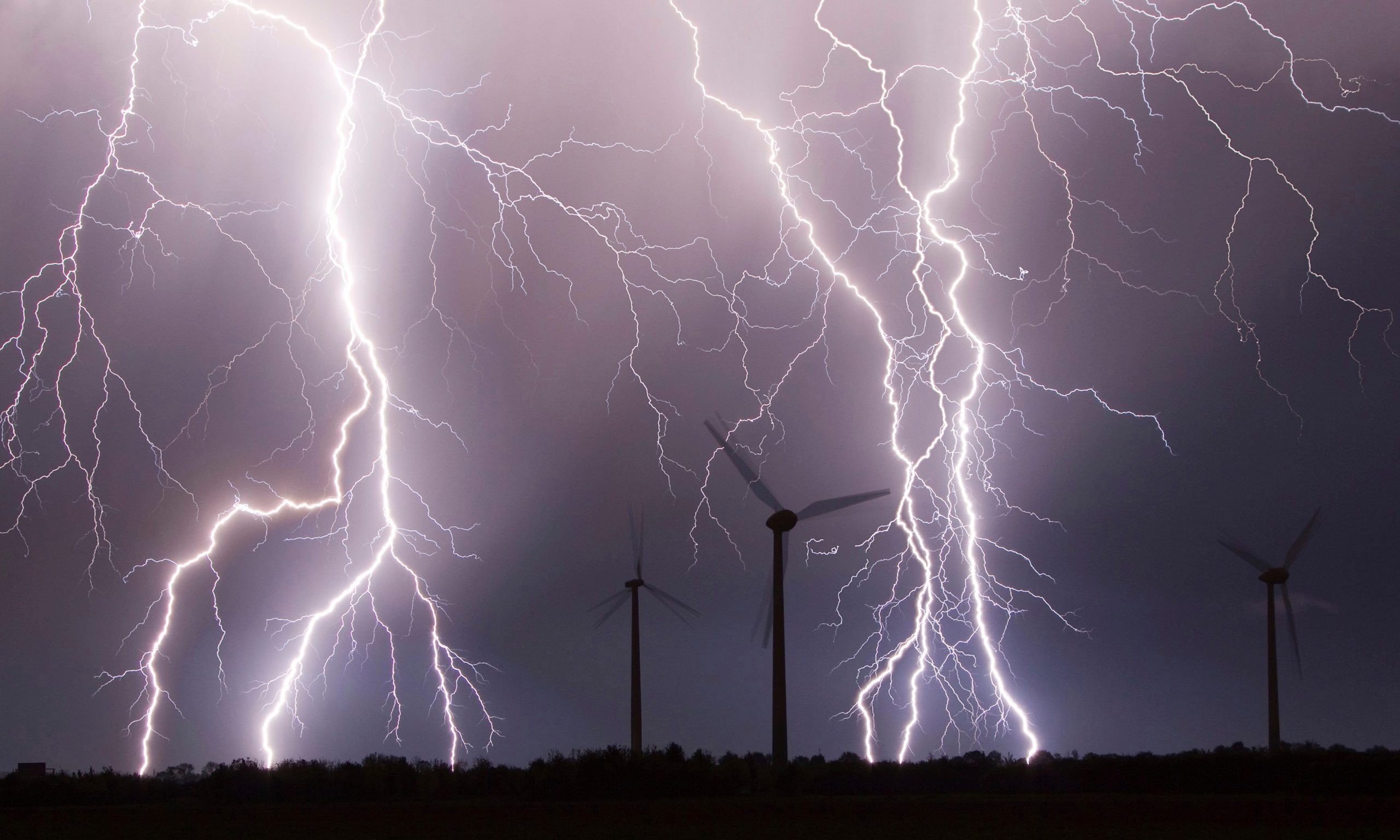 Chuvas fortes com raios aumentam risco de acidentes com energia