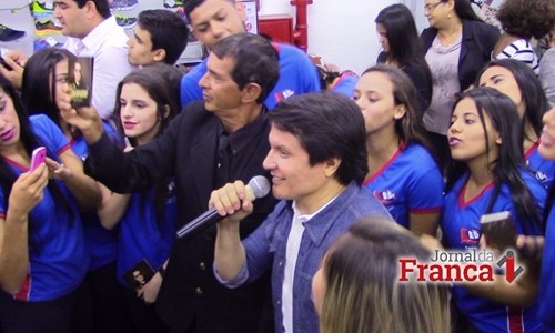 Cantor Giovani participa de inauguração da Loja Ed+ em São Roque