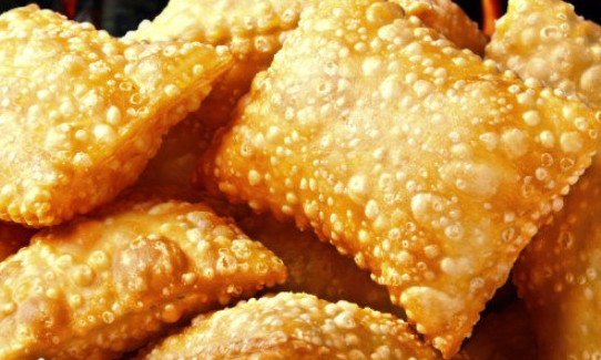 Aprenda a fazer uma massa de pastel com apenas dois ingredientes