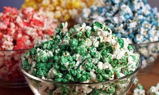 Aprenda a fazer pipoca doce colorida para festas ou para o lanche da criançada
