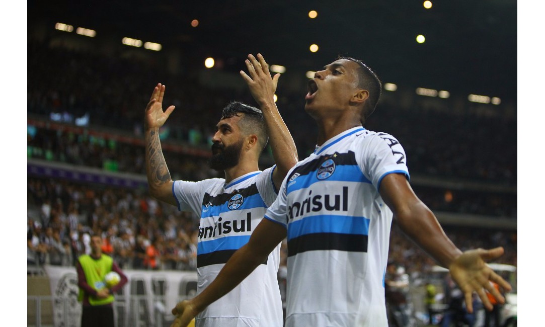 Grêmio bate o Atlético no Mineirão e larga na frente na final da Copa do Brasil