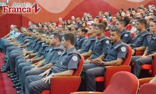 Novos PMs recebem uniforme e passagem do curso de Polícia Ostensiva