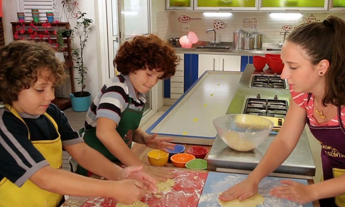 Incluir as crianças na preparação de receitas promove benefícios gerais