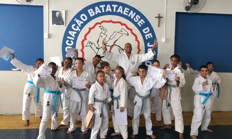 Vinte atletas de projeto social realizam troca de faixas em Batatais