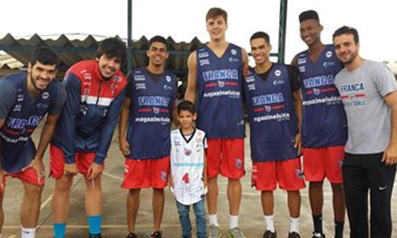 Alunos de escola do Parque do Horto participam de projeto do Franca Basquete