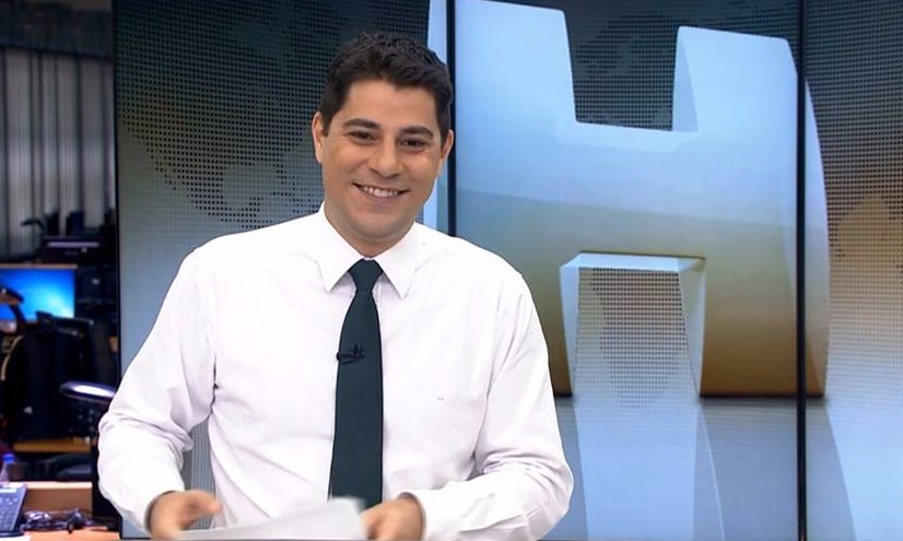 Evaristo Costa envia gravatas a fã e gesto comove seguidores na internet
