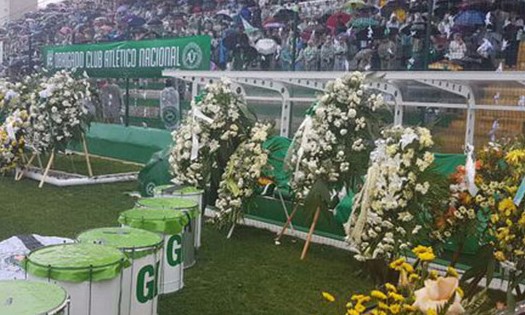 Moradores, autoridades e amigos participaram da cerimônia na Arena Condá