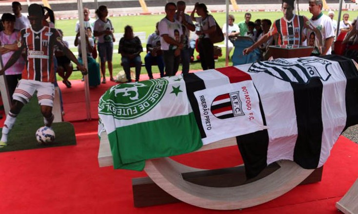 Lateral Gimenez da Chapecoense é sepultado em Ribeirão Preto