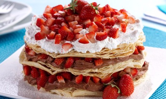 Folhado de chocolate com morango pode dar charme especial à ceia do Réveillon