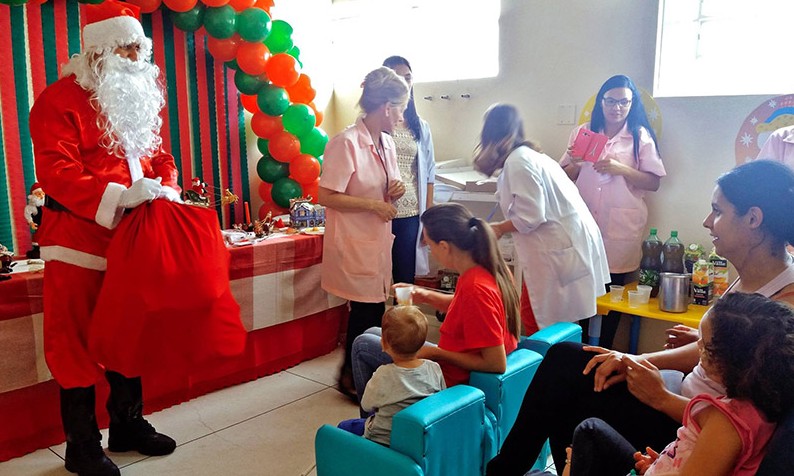 Papai Noel visita crianças no setor pediátrico da Santa Casa de Franca