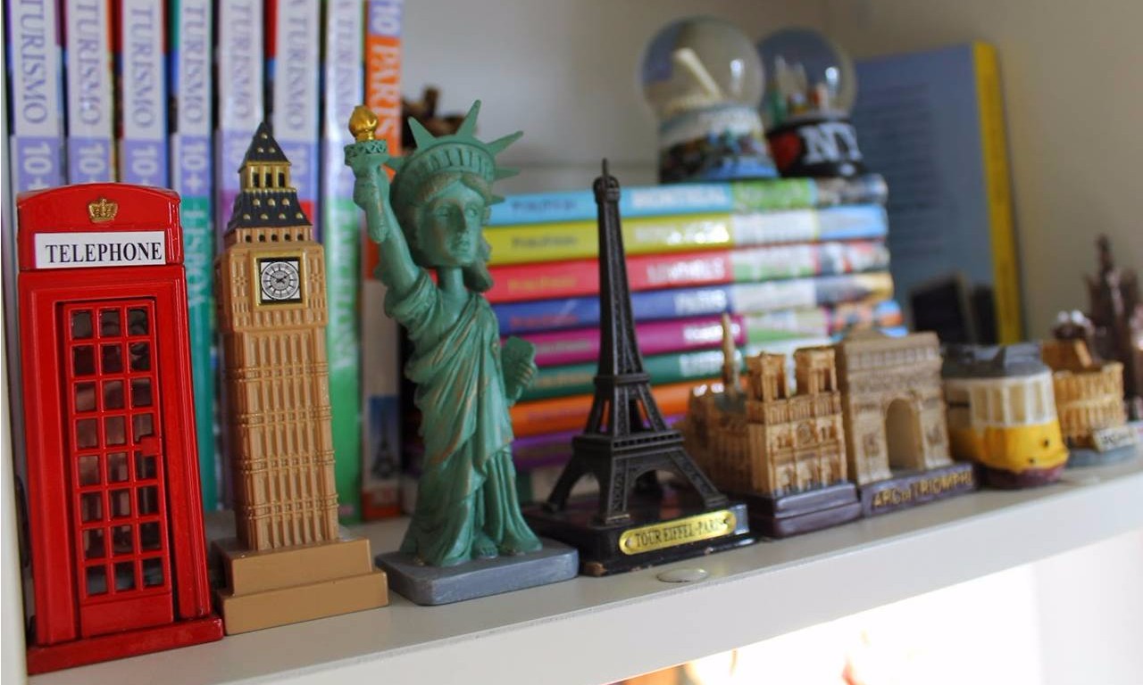 Souvenirs de viagens e móveis de família garantem identidade no décor