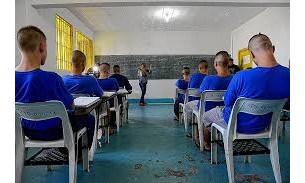 Adolescentes de Fundação Casa se formam em uma grande cerimônia na região