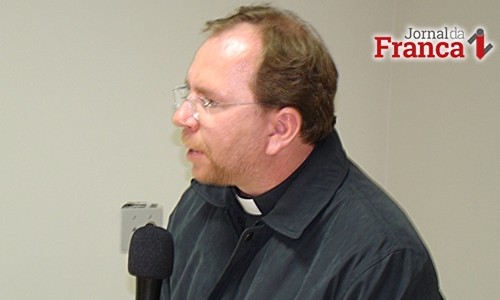 Padre Fabiano Eduardo recebe nesta sexta, título de Cidadão Pedregulhense