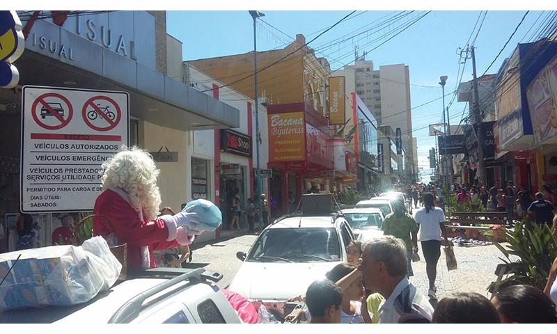 Crianças de Franca recebem presentes de Natal através de ação social